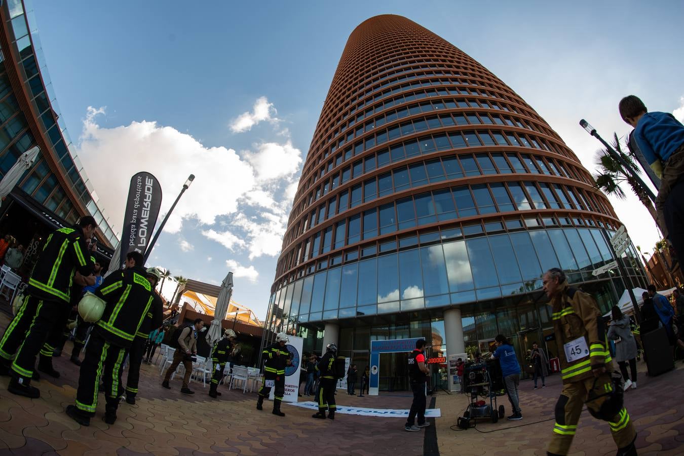 Cronoescalada a Torre Sevilla: 60 bomberos, 39 plantas y 20 kilos a la espalda